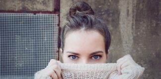 Czy zakładać coś pod sweter?