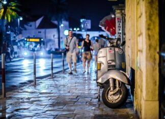 Czy można jeździć skuterem 50 bez prawa jazdy? Czy można jeździć skuterem 50 bez prawa jazdy?