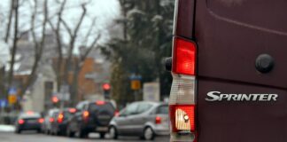 Czy można jeździć autem z napisem policja?